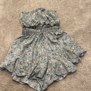 Never been worn set from Vici. Bayou Floral Ruffle Shorts and Strapless Bandeau